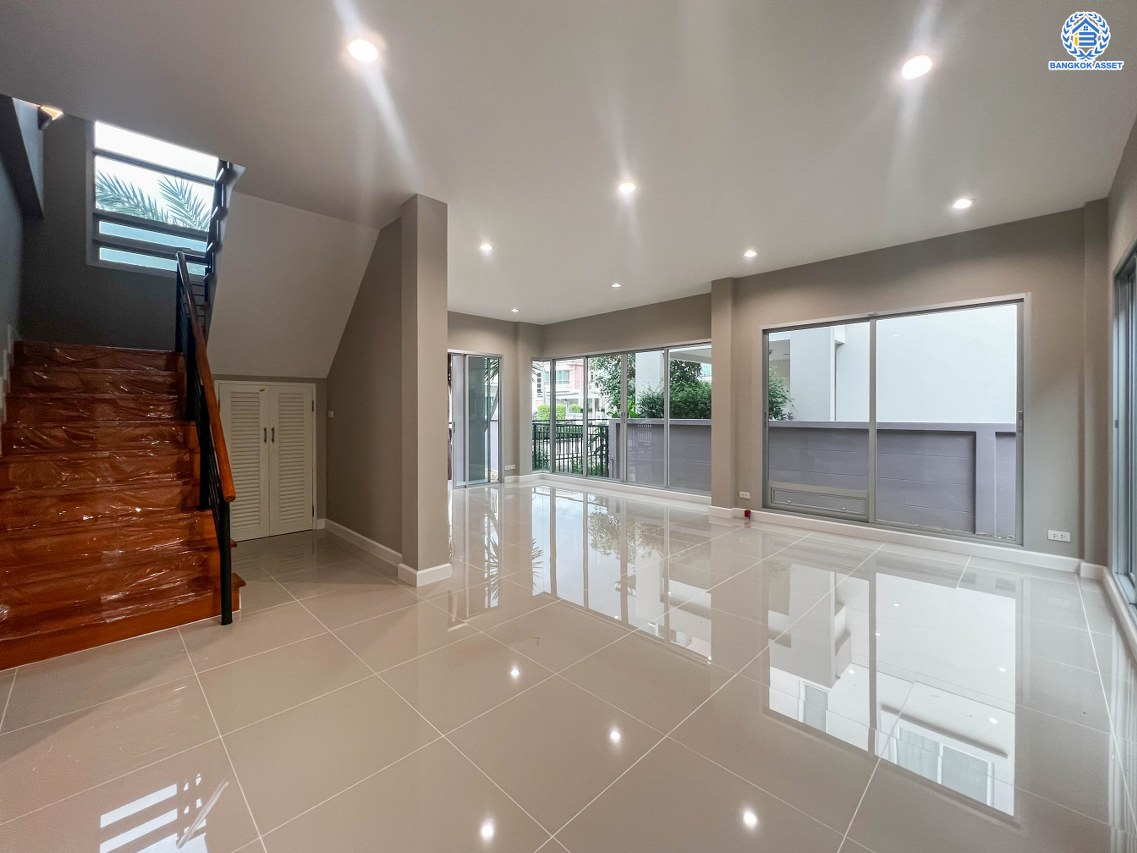 บ้านมือสองตกแต่งใหม่ โครงการ ไลฟ์บางกอกบูเลอวาร์ด ราชพฤกษ์-จรัญ เนื้อที่ 50.8 ตร.ว. ดีไซน์ตอบทุกไลฟ์สไตล์ ฟังก์ชัน 3 ห้องนอน 3 ห้องน้ำ 1 ห้องอเนกประสงค์ จอดรถได้ 2 คัน บนทำเลเชื่อมต่อทุกเส้นทาง ใกล้รถไฟฟ้าสายสีน้ำเงิน "สถานีบางหว้า" และจุดขึ้นทางด่วน "กาญจนาภิเษก"